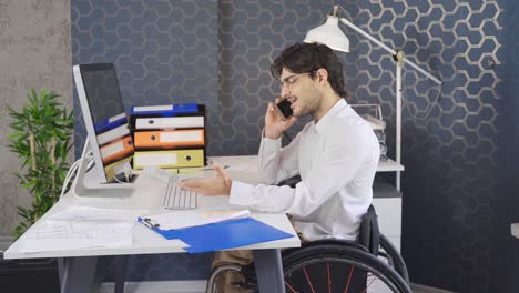 Behinderter-Büroangestellter-Im-Rollstuhl,-Der-Hart-Arbeitet.